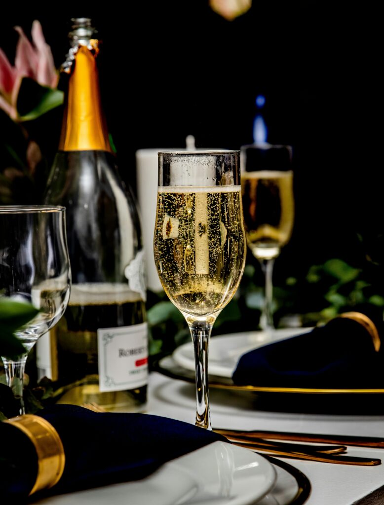 Sparkling wine in champagne flute on elegant table setting - best sparkling wines for Thanksgiving dinner pairing recommendations